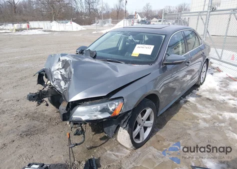 2012 Volkswagen Passat 2.5L Se z USA, uszkodzony, nr VIN 1VWBP7A30CC021291